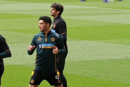 Raúl Jiménez calienta con Wolves con el número 9 en el uniforme, en una imagen de archivo de abril de 2022