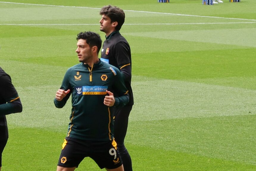 Raúl Jiménez calienta con Wolves con el número 9 en el uniforme, en una imagen de archivo de abril de 2022
