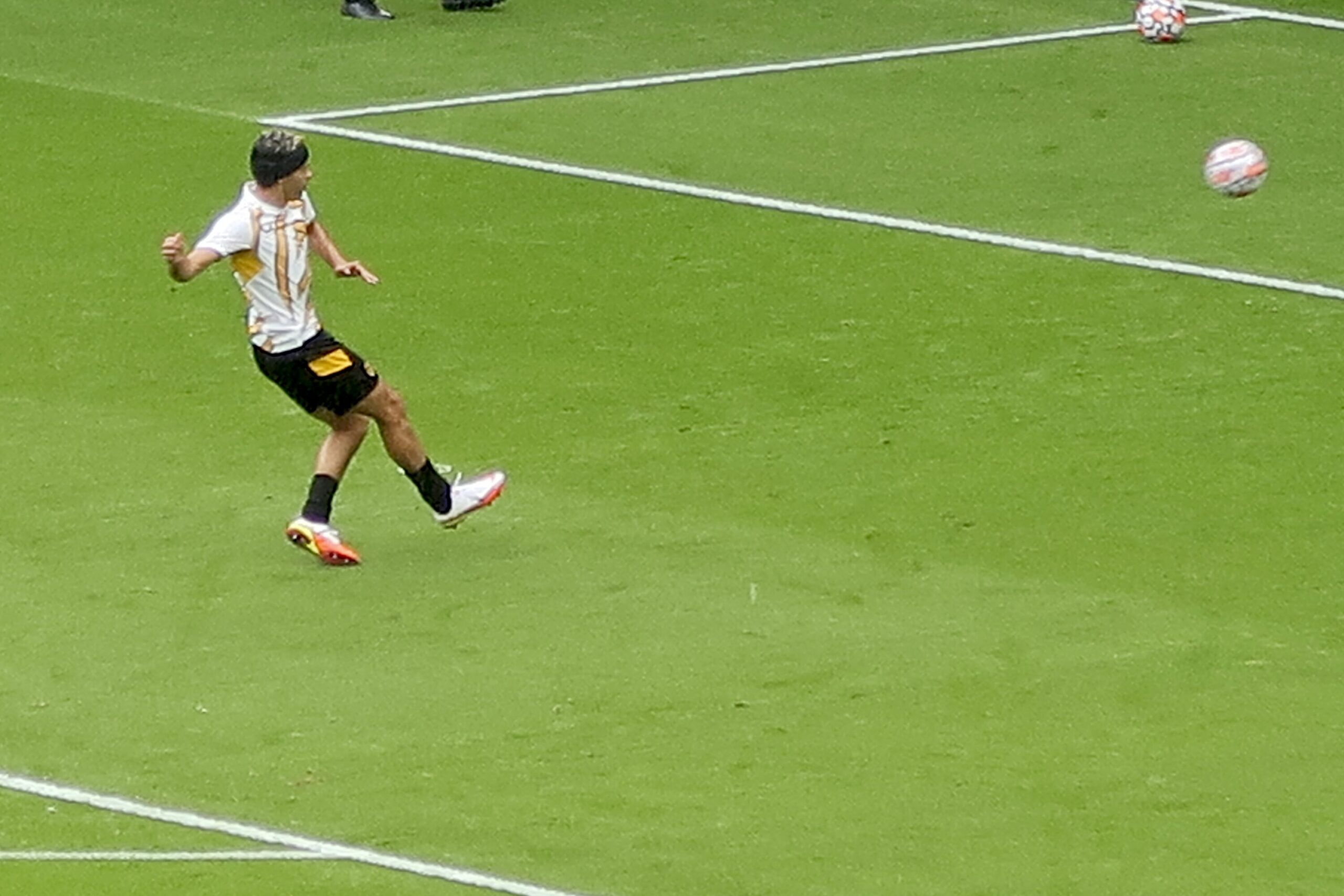 Raúl Jiménez golpea el balón durante el calentamiento de Wolves en agosto de 2021