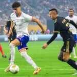 Roberto Alvarado, a la derecha, disputa el balón con Max Arfsten en la final de Copa Oro 2025