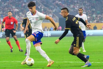 Roberto Alvarado, a la derecha, disputa el balón con Max Arfsten en la final de Copa Oro 2025