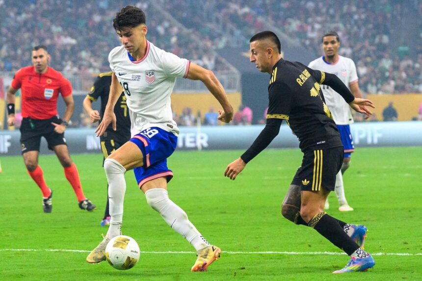 Roberto Alvarado, a la derecha, disputa el balón con Max Arfsten en la final de Copa Oro 2025
