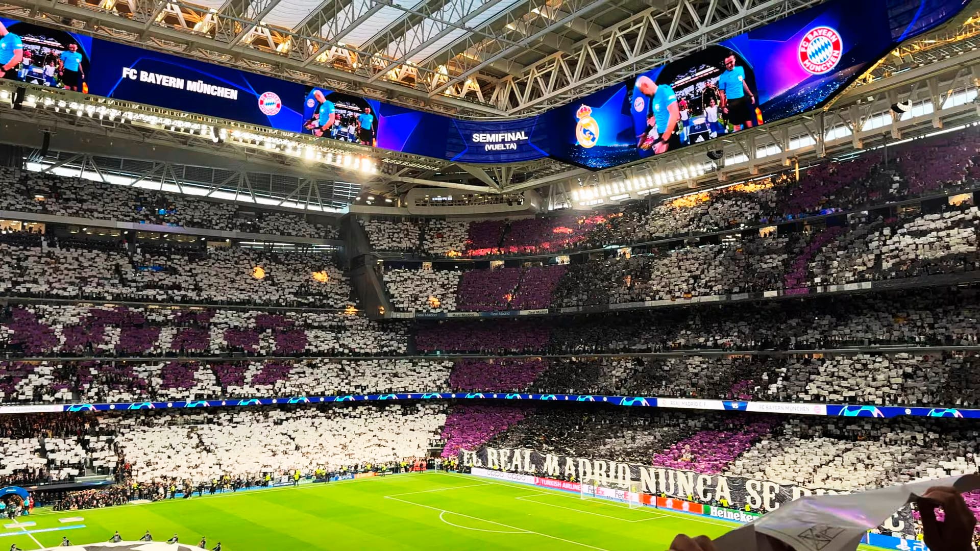 Interior del estadio Santiago Bernabéu con el césped y las gradas del Real Madrid