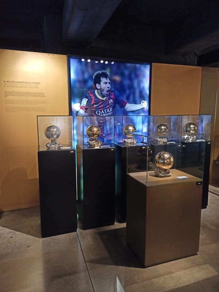 Seis Balones de Oro de Messi expuestos en el museo del Barcelona en julio de 2021