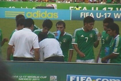 Jugadores mexicanos con camisetas verdes durante el Mundial Sub-17 de 2011