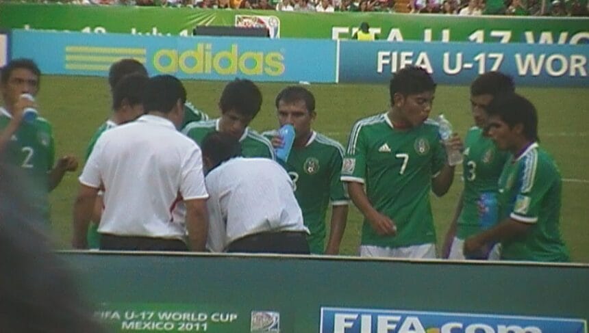 Jugadores mexicanos con camisetas verdes durante el Mundial Sub-17 de 2011