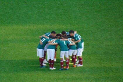 Jugadores de la Selección Mexicana reunidos sobre el césped durante el Mundial de Rusia de 2018, fotografía de archivo