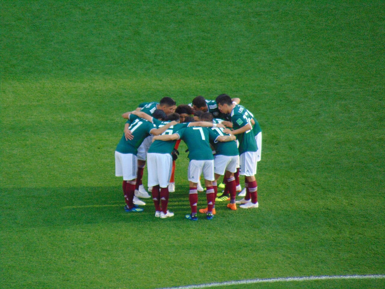Jugadores de la Selección Mexicana reunidos sobre el césped durante el Mundial de Rusia de 2018, fotografía de archivo