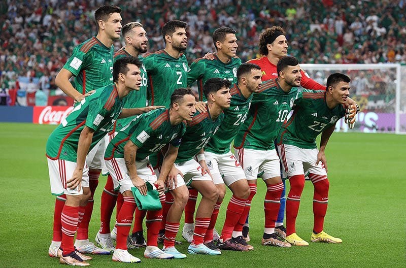Selección mexicana formada para la fotografía de equipo ante Argentina en el Mundial de Catar 2022