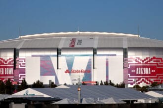 Exterior del State Farm Stadium de Glendale en una fotografía de archivo de febrero de 2023