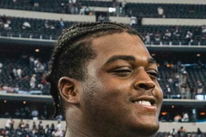 Tyler Smith en el campo del AT&T Stadium el 2 de octubre de 2022