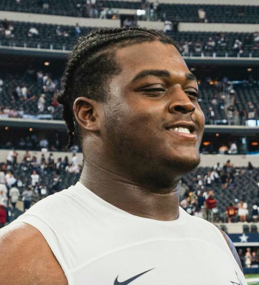 Tyler Smith en el campo del AT&T Stadium el 2 de octubre de 2022