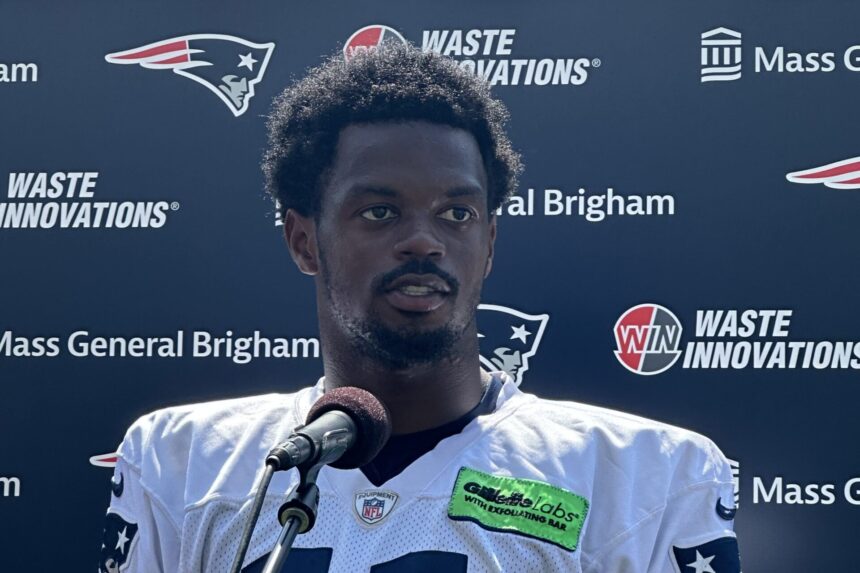 Tyquan Thornton responde preguntas ante un micrófono con el uniforme de Patriots en julio de 2023