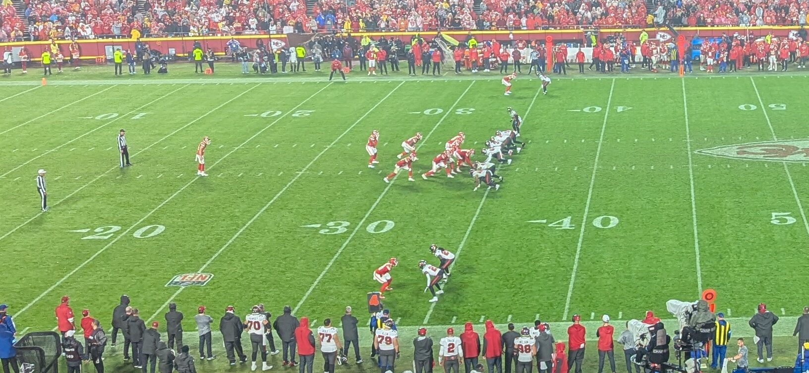 La unidad de despeje de Kansas City Chiefs se forma frente a Tampa Bay Buccaneers en Arrowhead en noviembre de 2024