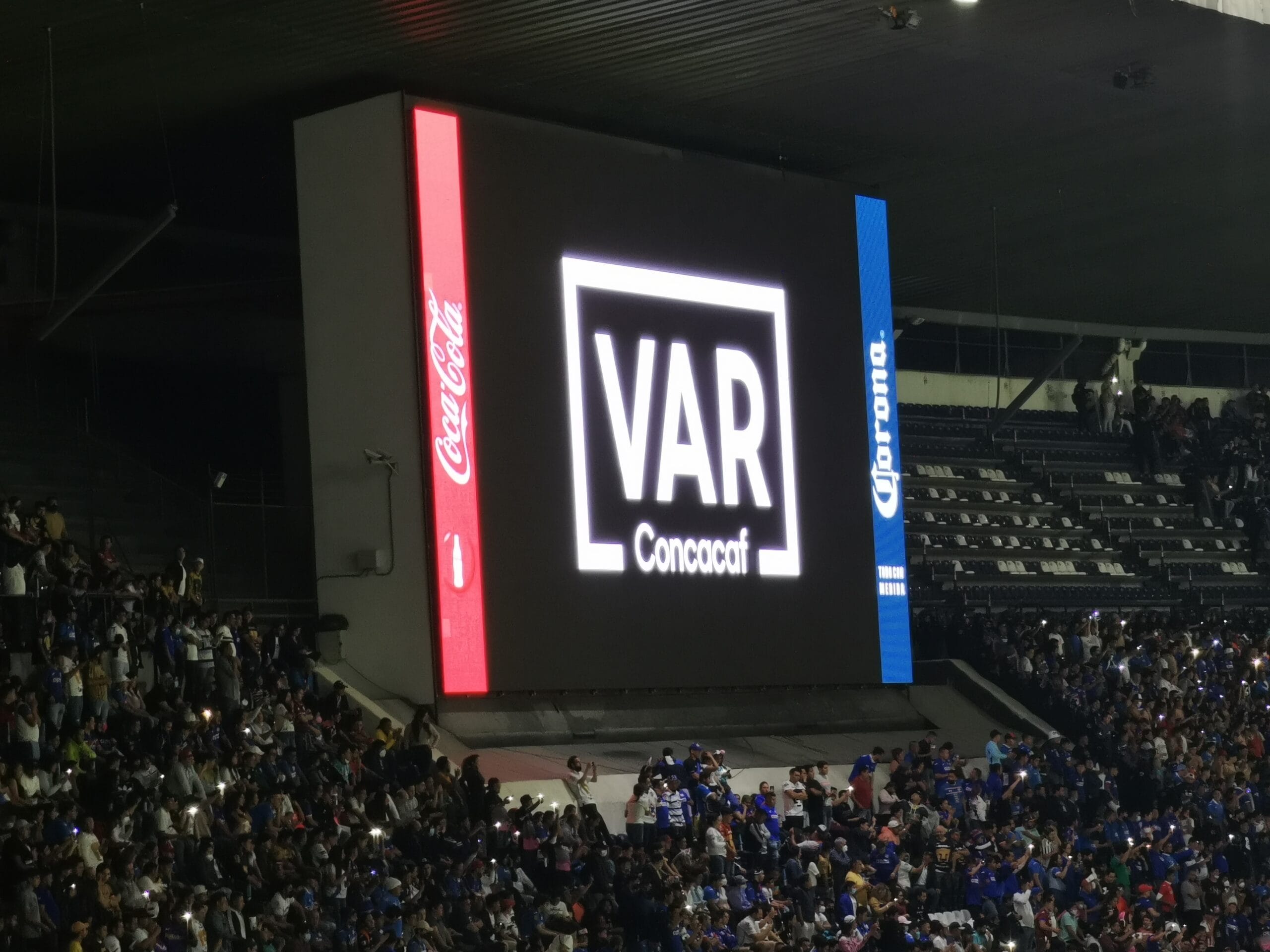 Pantalla del Estadio Azteca muestra una indicación del VAR