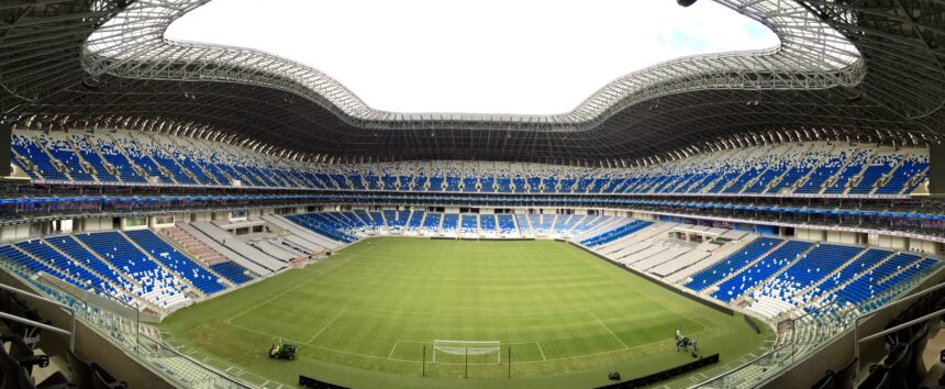 Vista panorámica de la cancha y las tribunas vacías del Estadio BBVA en septiembre de 2015