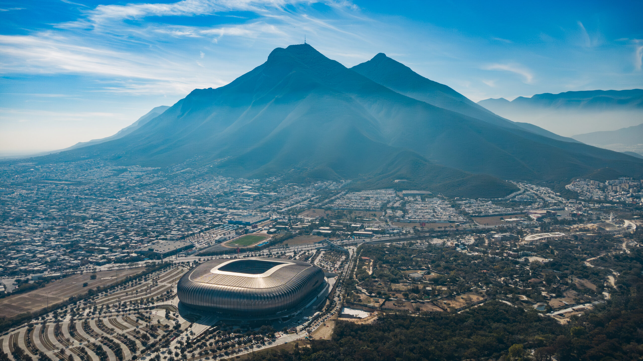 Vista aérea del Estadio BBVA con el Cerro de la Silla al fondo, en enero de 2026