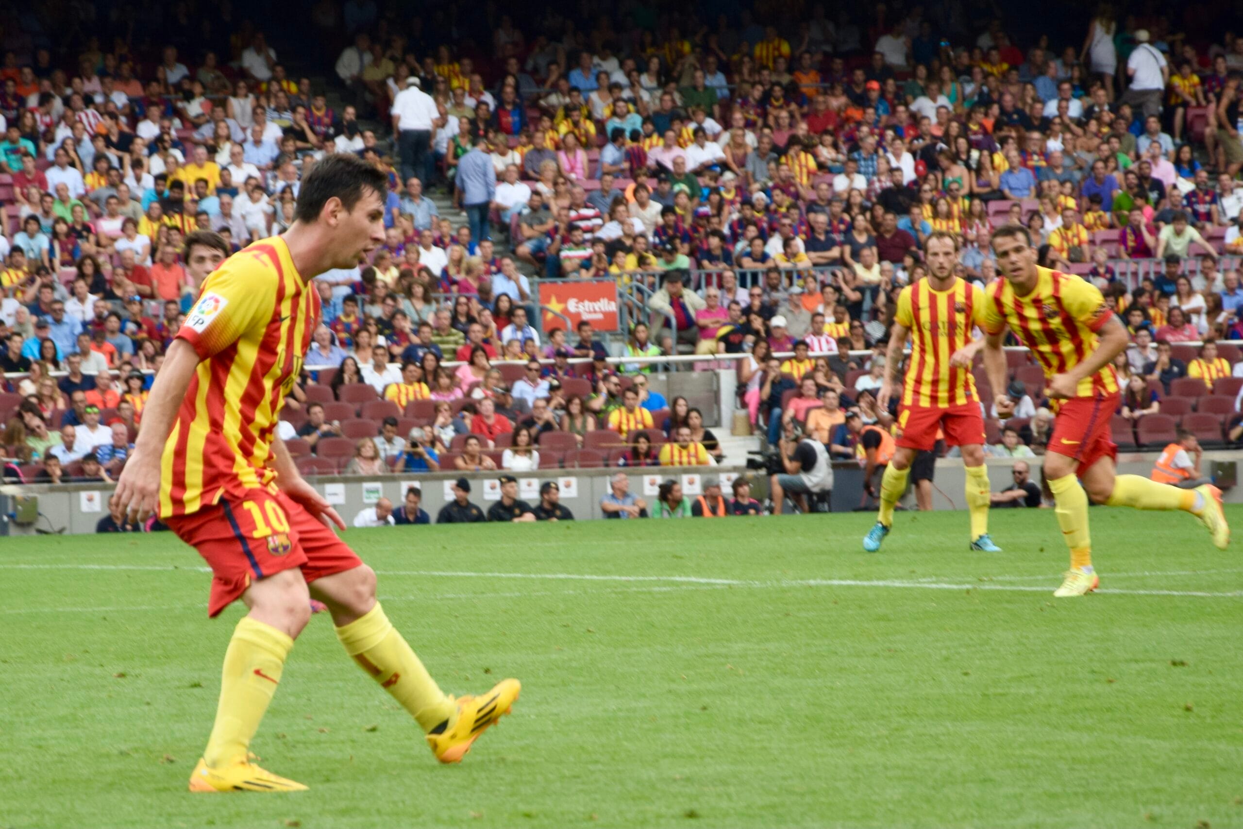 Lionel Messi con la camiseta del Barcelona en acción ante Athletic Club