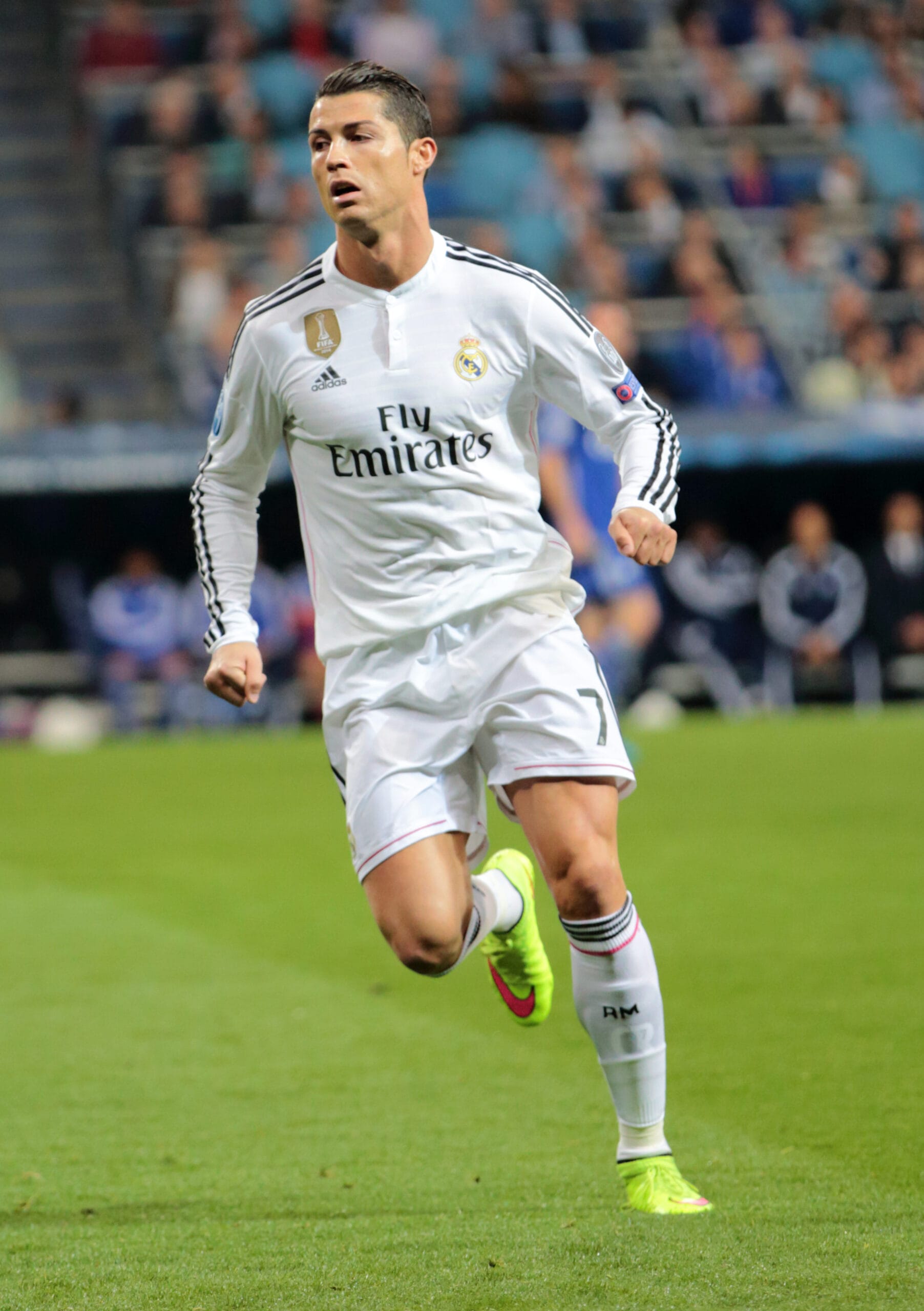 Cristiano Ronaldo corre con la camiseta del Real Madrid durante un partido de Champions contra el Schalke en 2015