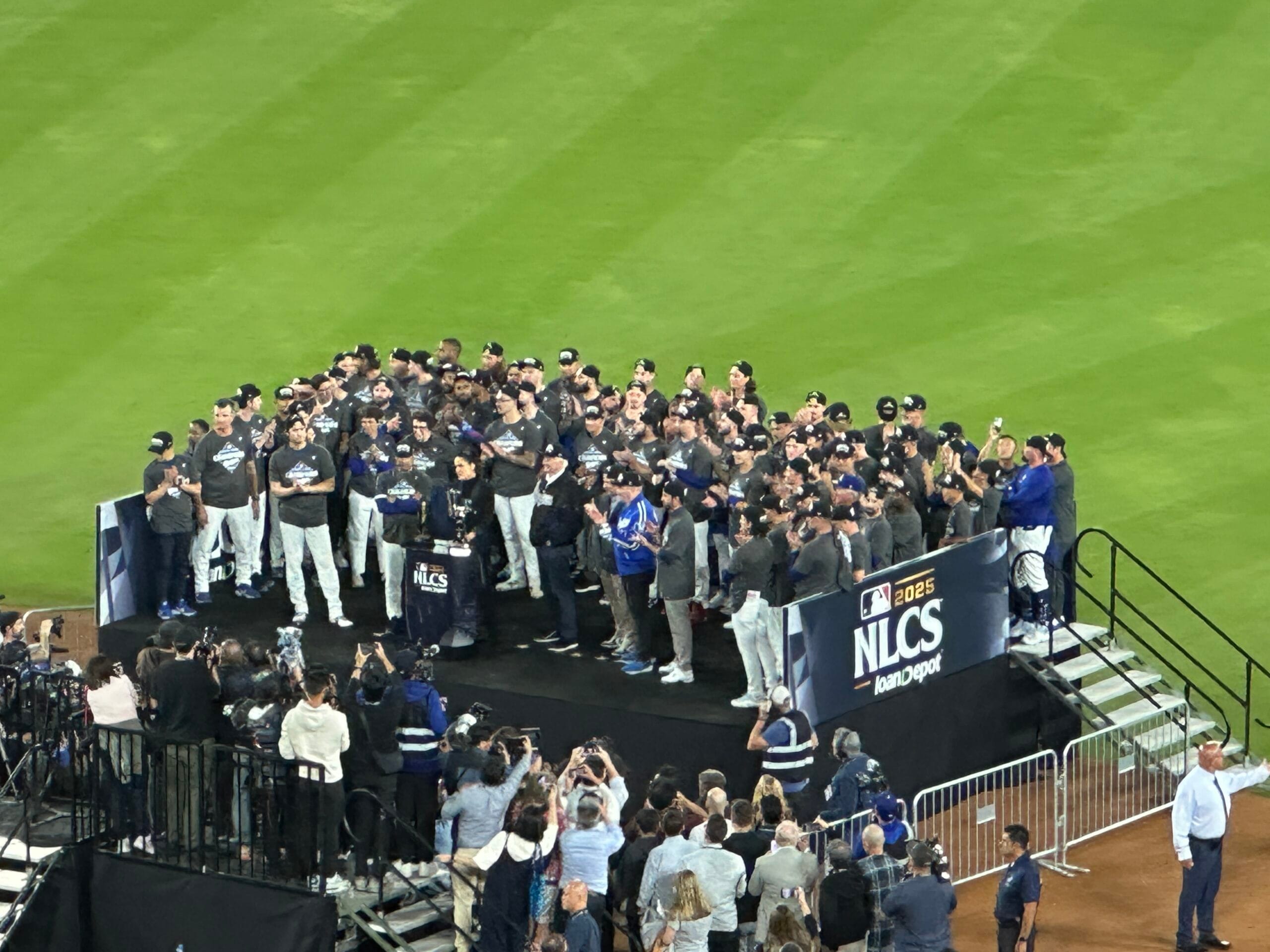 Jugadores de los Dodgers reunidos en el podio durante la entrega del trofeo de la Liga Nacional de 2025