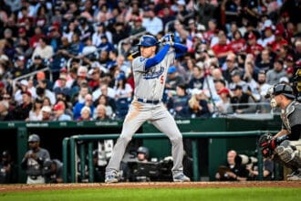 Freddie Freeman, con uniforme de los Dodgers, preparado para batear ante Washington en 2024