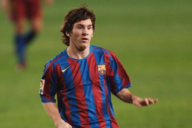 Lionel Messi con la camiseta del Barcelona durante el partido ante Málaga de octubre de 2005