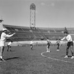 Futbolistas de la selección mexicana se pasan balones durante un entrenamiento en Ámsterdam en abril de 1961