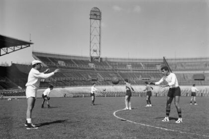 Futbolistas de la selección mexicana se pasan balones durante un entrenamiento en Ámsterdam en abril de 1961