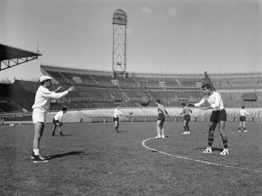 Futbolistas de la selección mexicana se pasan balones durante un entrenamiento en Ámsterdam en abril de 1961