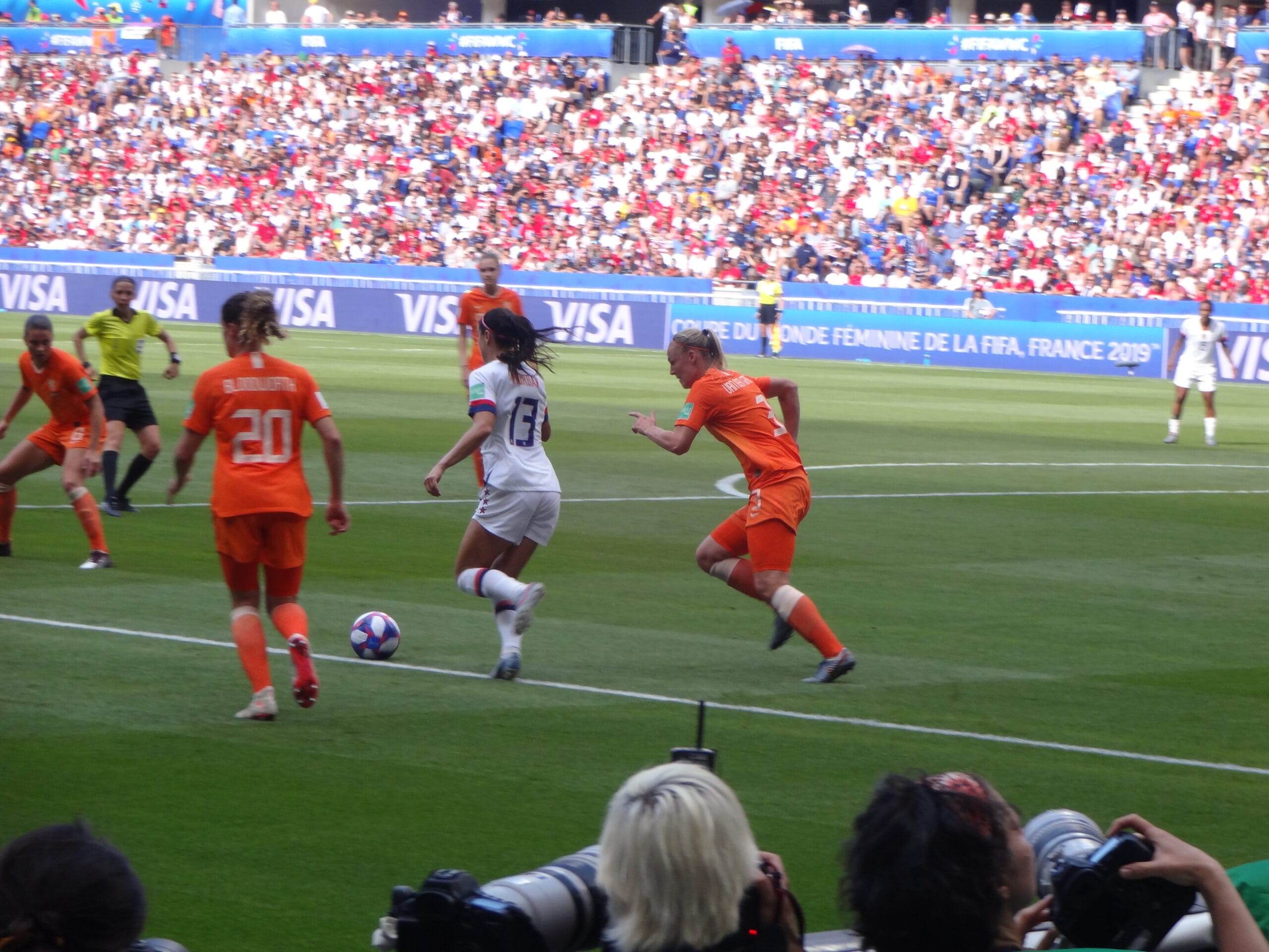 Alex Morgan conduce el balón ante defensoras de Países Bajos en la final del Mundial de 2019