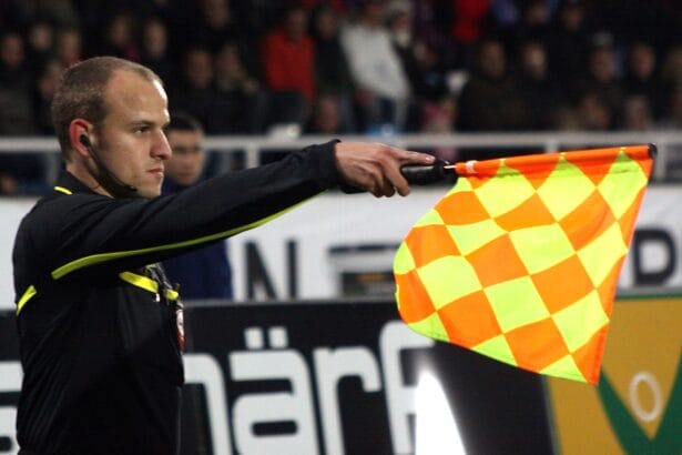 Árbitro asistente Clemens Schüttengruber señala un fuera de juego con el banderín