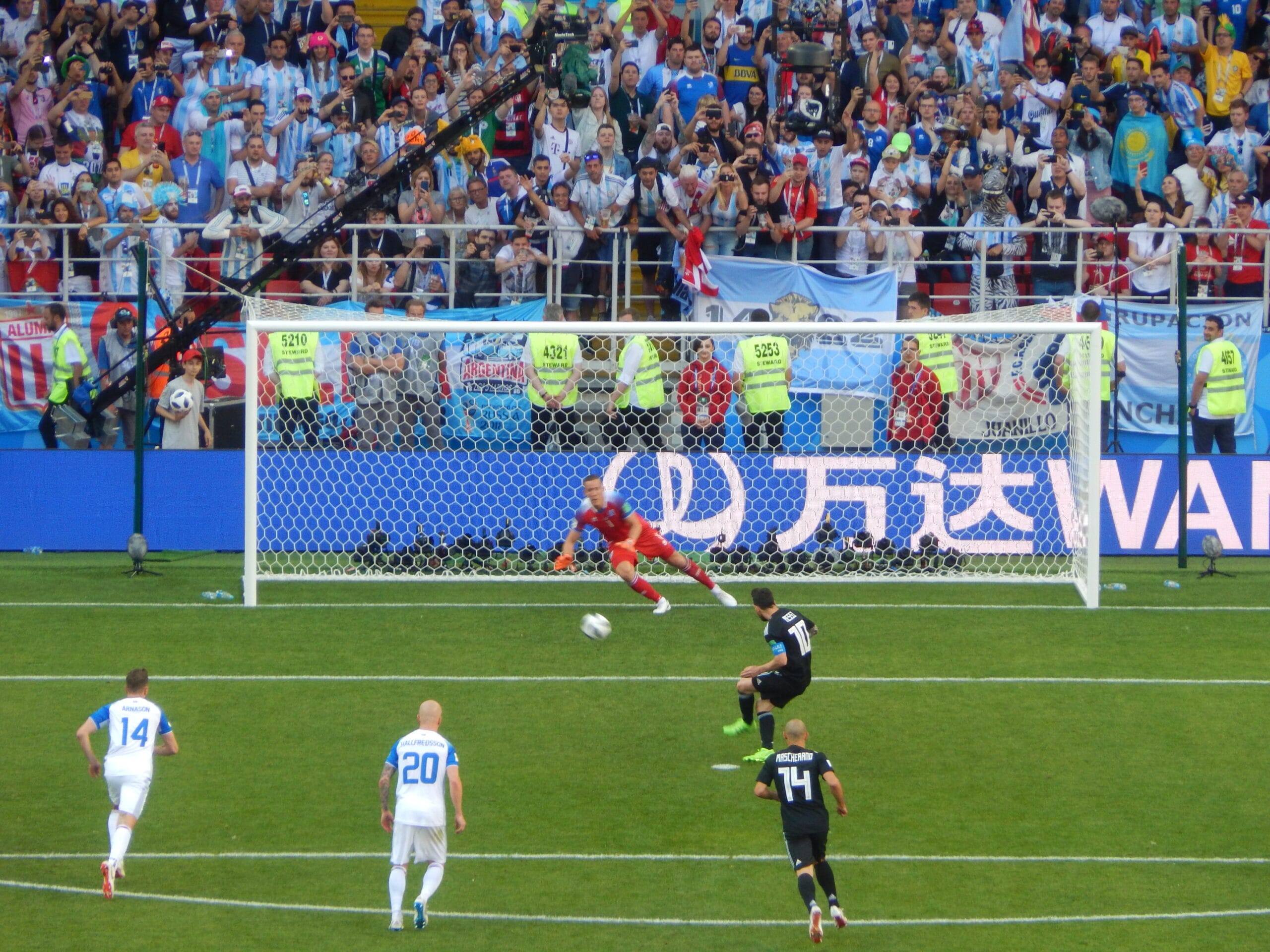 Lionel Messi ejecuta un penal con Argentina ante Islandia en el Mundial de 2018