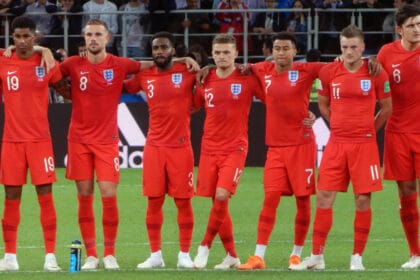 Jugadores de Inglaterra abrazados durante la tanda de penales frente a Colombia en 2018