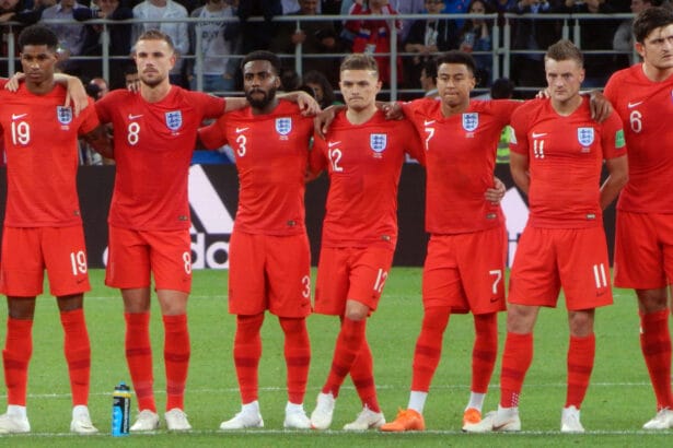 Jugadores de Inglaterra abrazados durante la tanda de penales frente a Colombia en 2018