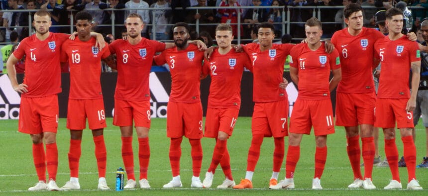 Jugadores de Inglaterra abrazados durante la tanda de penales frente a Colombia en 2018
