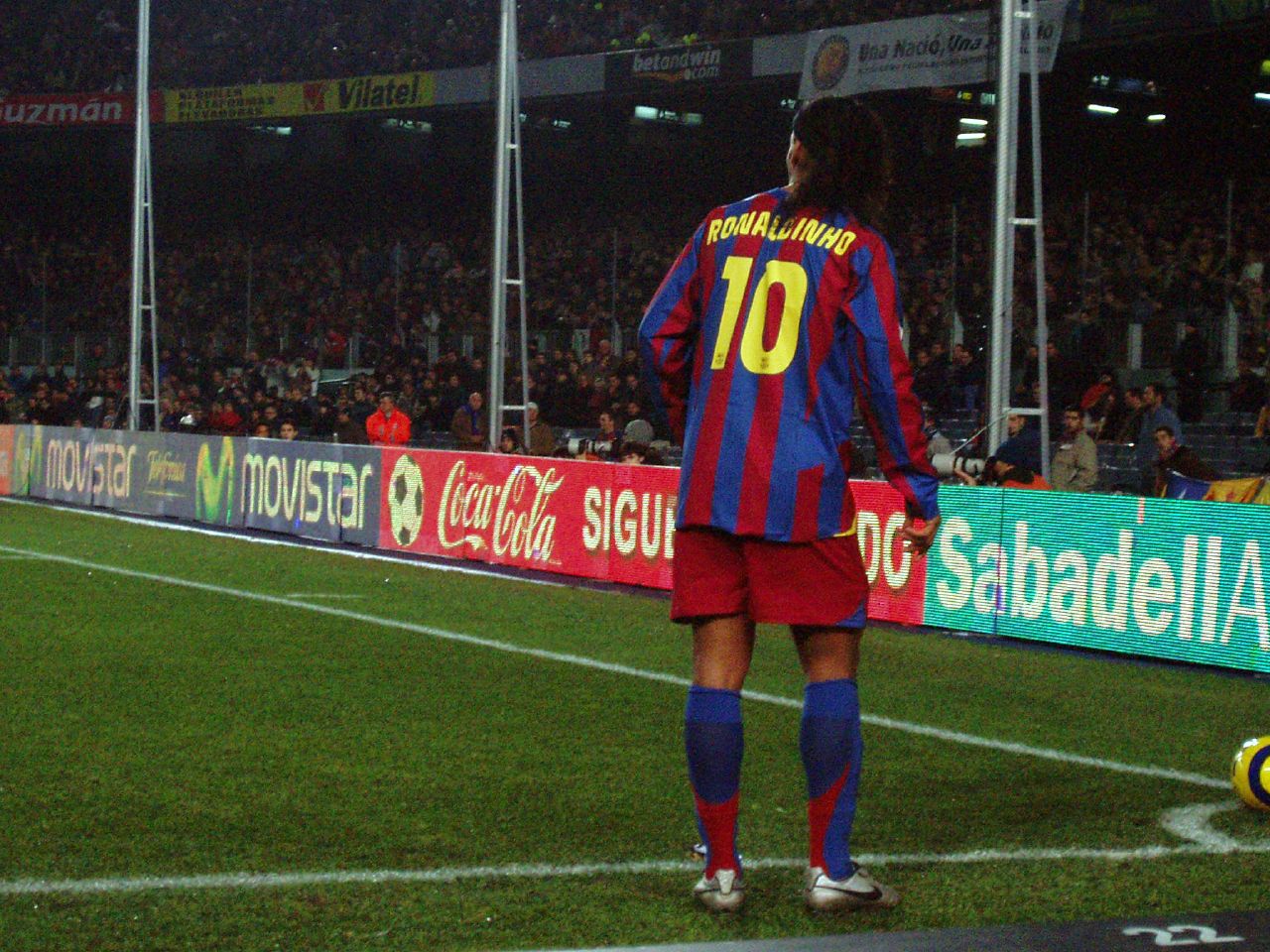 Ronaldinho de espaldas, con el número 10 del Barcelona, junto al banderín de córner del Camp Nou en diciembre de 2005